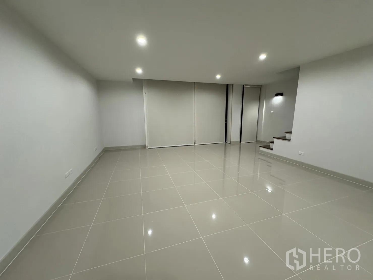 สำนักงานที่บ้าน ให้เช่าในBang Khen, Bangkok - พื้นที่อเนกประสงค์ปูกระเบื้อง มีมู่ลี่และทางขึ้นบันได