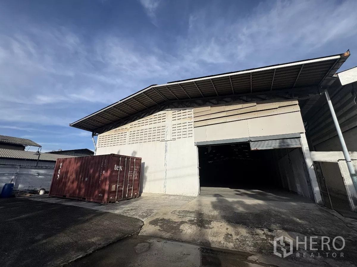 Warehouse for rent in Khlong Toei, Bangkok - Warehouse exterior in Khlong Toei, Bangkok with large roller shutter and container yard.