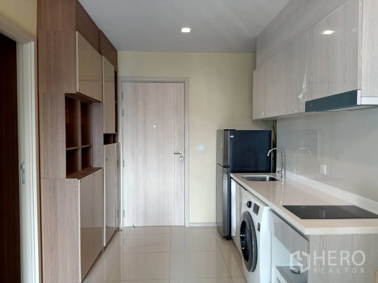 公寓 for rent in Pathum Wan, Bangkok - 入户走廊一侧为整面柜体，对面是一体化厨房。