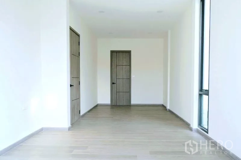 บ้าน ขายในKhlong Toei, Bangkok - ห้องชั้นบนโล่ง พื้นไม้และประตูหลายบาน