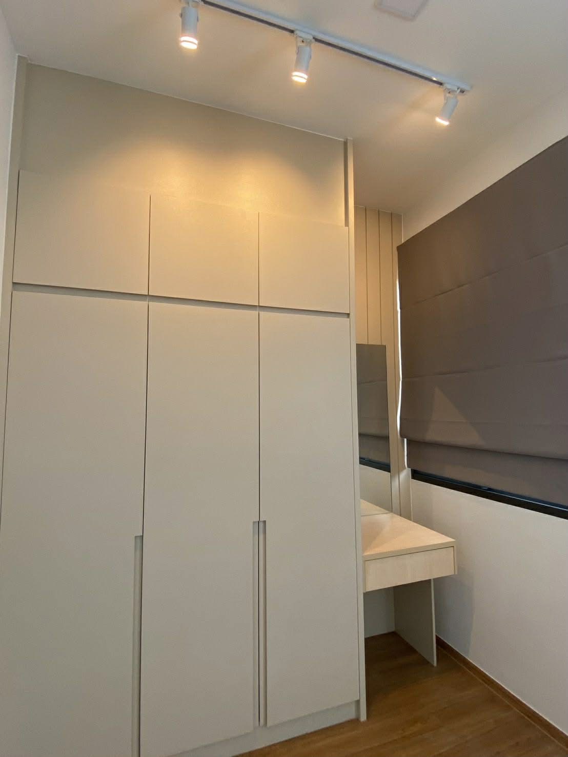 ทาวน์เฮาส์ ให้เช่าในBang Phli, Samut Prakan - ตู้เสื้อผ้าบิวท์อินพร้อมโต๊ะเครื่องแป้ง ใต้ไฟรางและมู่ลี่หน้าต่าง.