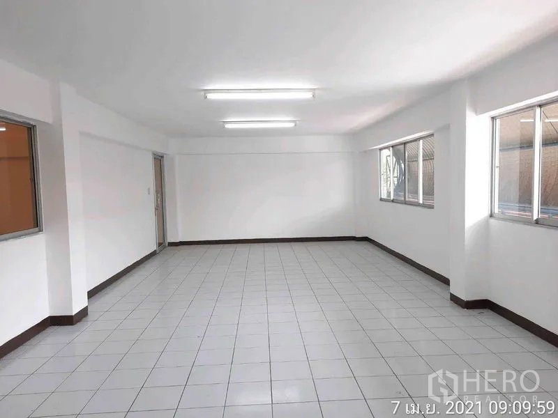 โรงงาน ให้เช่าในBang Bua Thong, Nonthaburi - ห้องออฟฟิศสว่าง ปูพื้นกระเบื้อง มีหน้าต่างสองด้านและไฟฟลูออเรสเซนต์