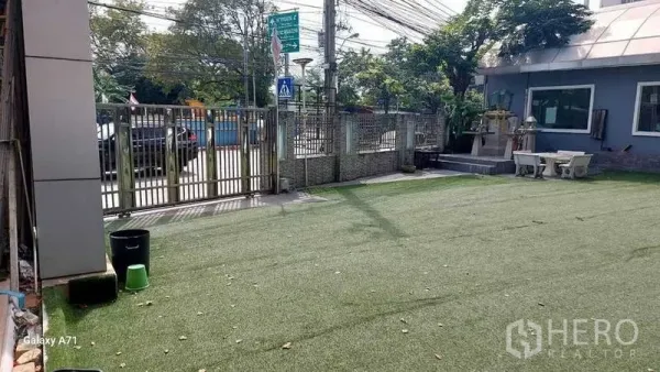 สำนักงานที่บ้าน ให้เช่าในNong Khaem, Bangkok - ลานหน้าบ้านปูหญ้าเทียมพร้อมประตูรั้วและทางรถเข้าออก
