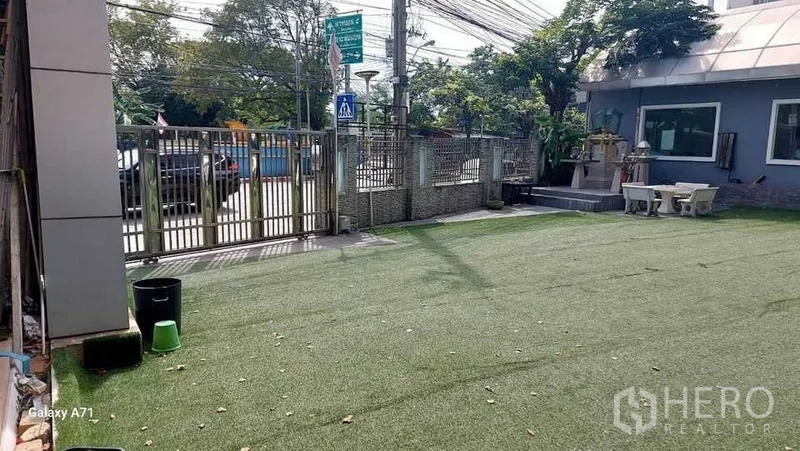 สำนักงานที่บ้าน ให้เช่าในNong Khaem, Bangkok - ลานหน้าบ้านปูหญ้าเทียมพร้อมประตูรั้วและทางรถเข้าออก