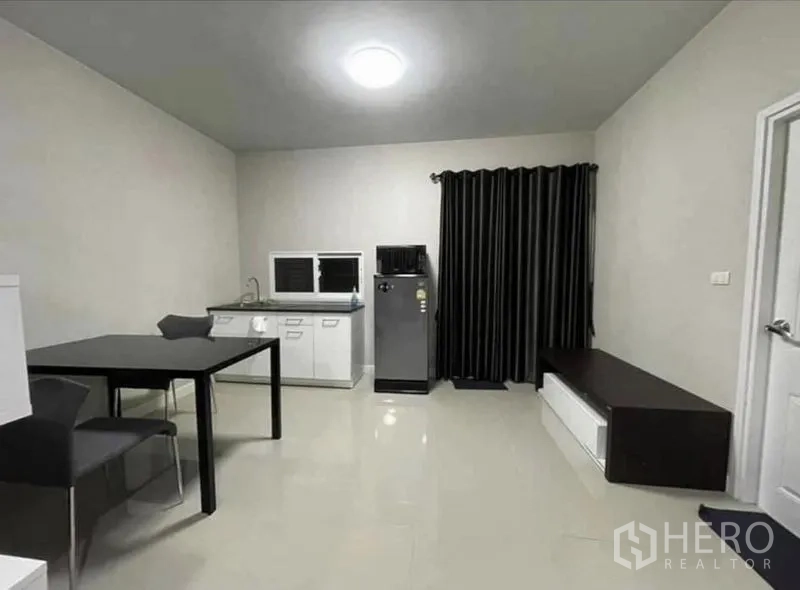 สำนักงานที่บ้าน ให้เช่าในSamut Prakan - โซนรับประทานอาหารและแพนทรีอเนกประสงค์ พร้อมตู้เย็น อ่างล้างจาน และหน้าต่างม่านสีเข้ม