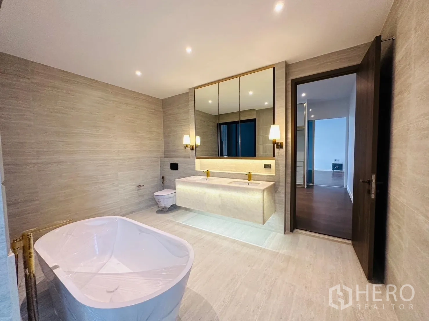 独立式住宅 出租 - 豪华卫浴，独立浴缸、双台盆与暖色照明