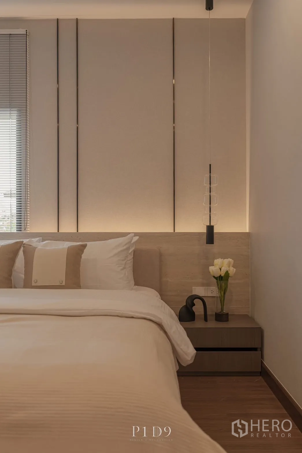Detached House for rent in Bang Phli, Samut Prakan - Bedside detail with pendant light, flowers and a textured headboard.