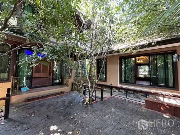 独立式住宅 出售在Lam Luk Ka, Pathum Thani - 私家庭院木地板 被大窗与植栽环绕