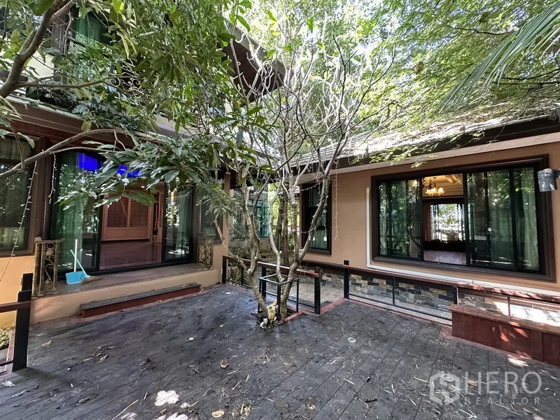 独立式住宅 出售在Lam Luk Ka, Pathum Thani - 私家庭院木地板 被大窗与植栽环绕