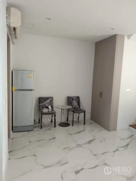 ทาวน์เฮาส์ ให้เช่าในYan Nawa, Bangkok - มุมพักผ่อนมีตู้เย็น เก้าอี้ และตู้บิวท์อิน