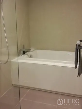 คอนโด ให้เช่าในWatthana, Bangkok - ห้องน้ำมีโซนฝักบัวกระจกและอ่างอาบน้ำแยก