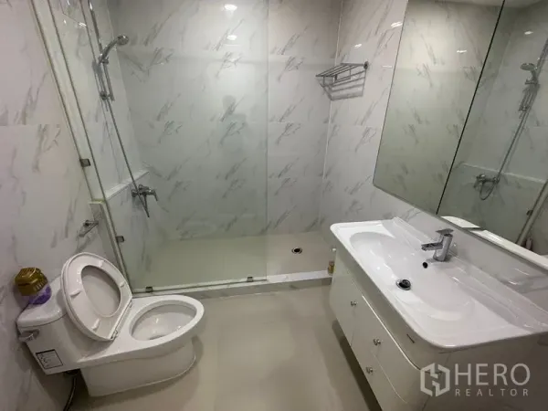 คอนโด ให้เช่าในWatthana, Bangkok - ห้องน้ำสไตล์โมเดิร์นพร้อมตู้ Shower กระจก ผนังลายหินอ่อน อ่างล้างหน้าและโถสุขภัณฑ์