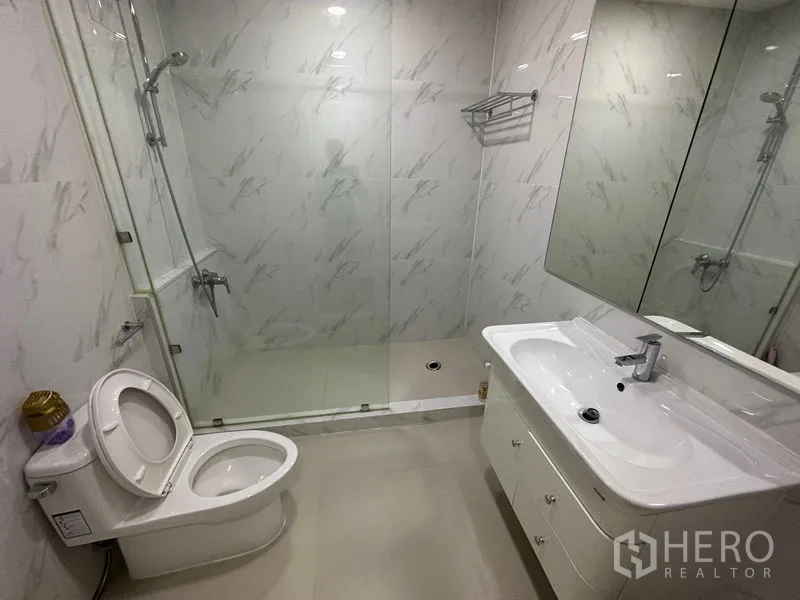 คอนโด ให้เช่าในWatthana, Bangkok - ห้องน้ำสไตล์โมเดิร์นพร้อมตู้ Shower กระจก ผนังลายหินอ่อน อ่างล้างหน้าและโถสุขภัณฑ์