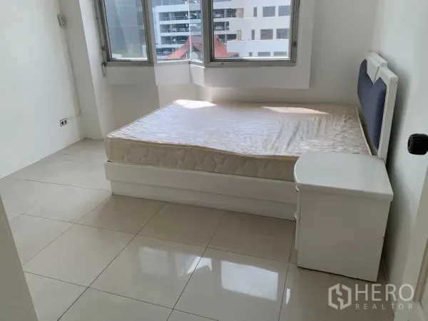 公寓 出租在Sathon, Bangkok - 转角次卧，明亮采光，配床与床头柜，望城市景。