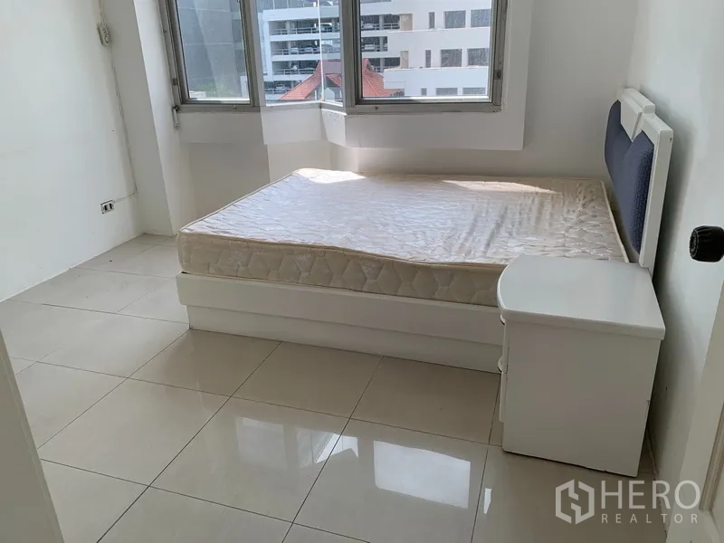 公寓 出租在Sathon, Bangkok - 转角次卧，明亮采光，配床与床头柜，望城市景。