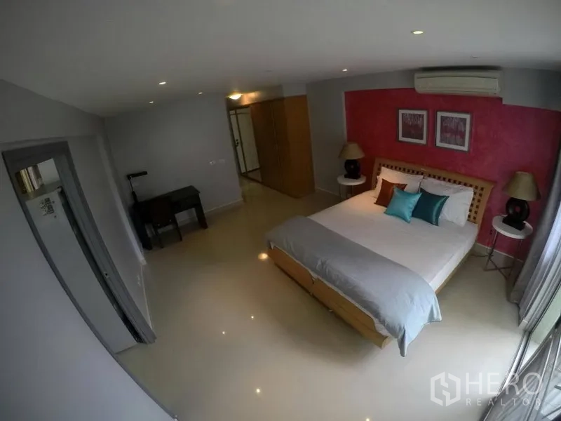 คอนโด ให้เช่าในWatthana, Bangkok - ห้องนอนรองกว้าง ผนังแต่งสีแดง โต๊ะทำงาน และหน้าต่างบานใหญ่