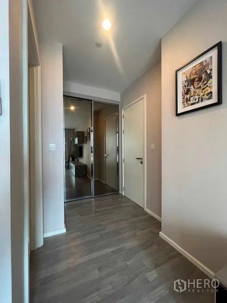 คอนโด ให้เช่าในKhlong Toei, Bangkok - โถงทางเดินสว่าง พื้นไม้ และตู้บานกระจก