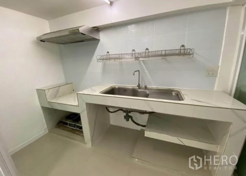 联排别墅 for rent in Phra Khanong, Bangkok - 简易泰式厨房，石纹台面，大水槽、置物架与抽油烟机。