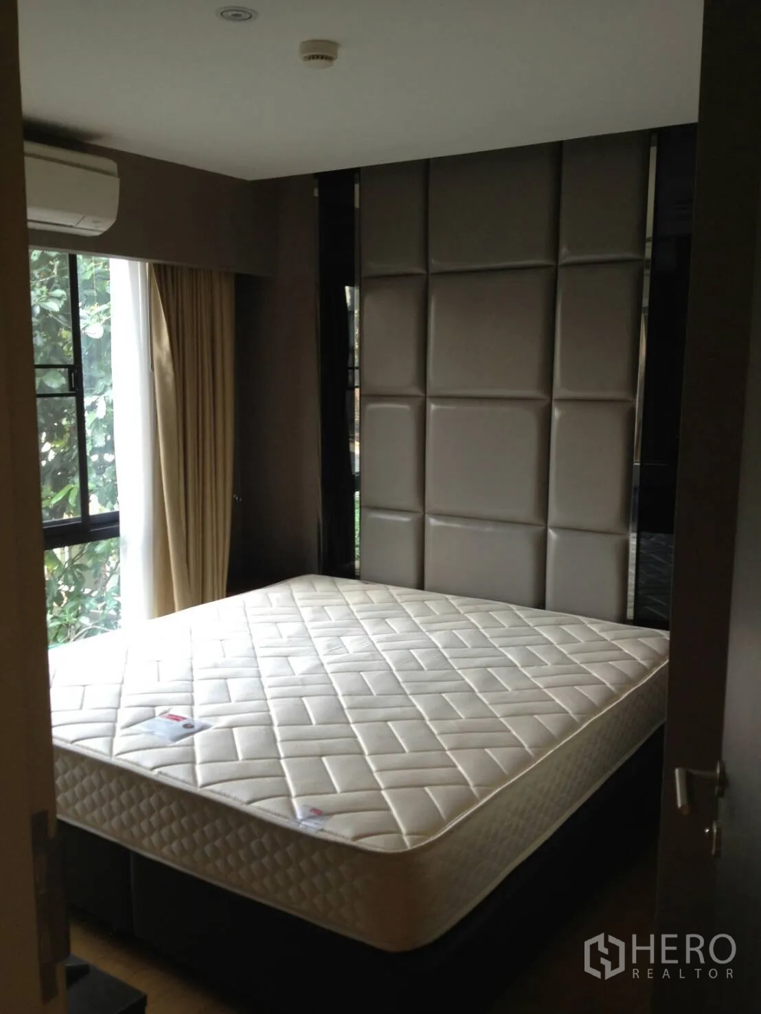 คอนโด ให้เช่าในKhlong Toei, Bangkok - ห้องนอนอบอุ่นเตียงใหญ่ ผนังบุหนัง และหน้าต่างบานใหญ่