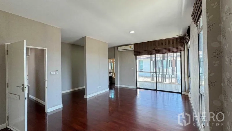 บ้าน ขายในBang Kapi, Bangkok - ห้องนอนชั้นบนกว้าง พื้นไม้ กระจกบานเลื่อนเปิดสู่ระเบียง