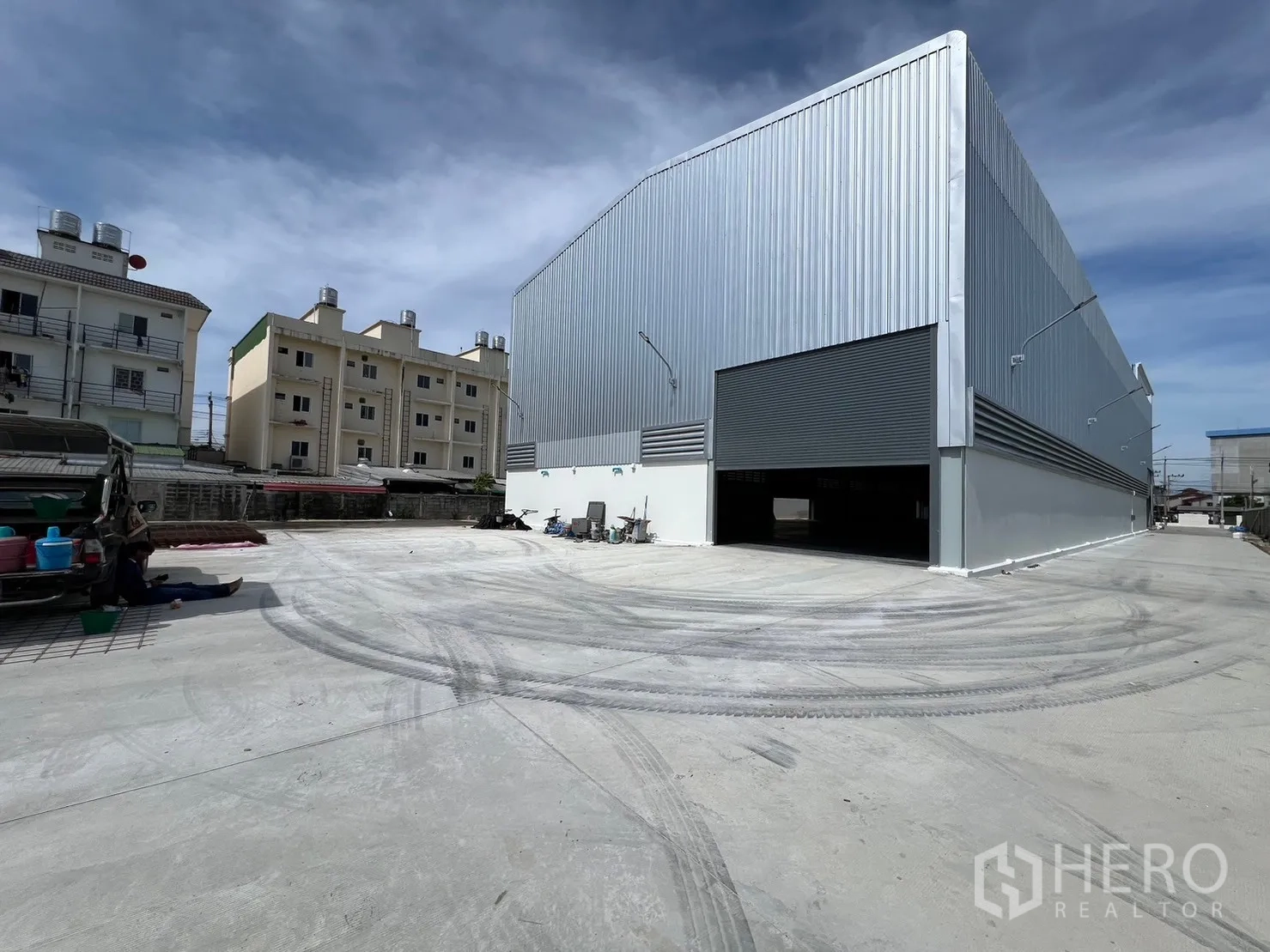 货栈 出租在Bang Sao Thong, Samut Prakan - 新建金属板仓库外观，超大卷闸门与宽阔混凝土堆场，位于邦绍通北榄府。