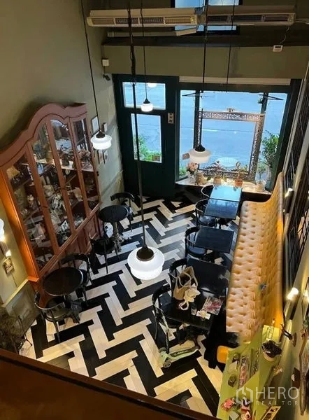 อาคารพาณิชย์ ให้เช่าในKhlong Toei, Bangkok - มุมมองจากชั้นลอย เห็นพื้นที่นั่งสไตล์คาเฟ่และพื้นลาย