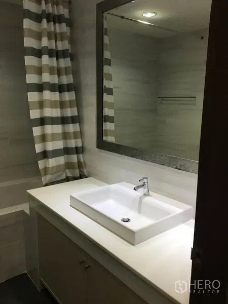 คอนโด ให้เช่าในWatthana, Bangkok - ห้องน้ำอีกห้อง กระจกบานใหญ่ อ่างเหลี่ยม ใกล้หน้าต่างและพื้นที่อาบน้ำ