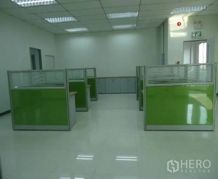 工厂 出租或出售在Wang Noi, Phra Nakhon Si Ayutthaya - 开放式办公室，设绿色工位与顶灯。