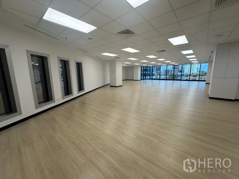 สำนักงาน ให้เช่าในChatuchak, Bangkok - โถงทำงานแบบโอเพ่นสเปซ มีช่องหน้าต่างภายใน เสา และผนังกระจกสูงเต็มบาน