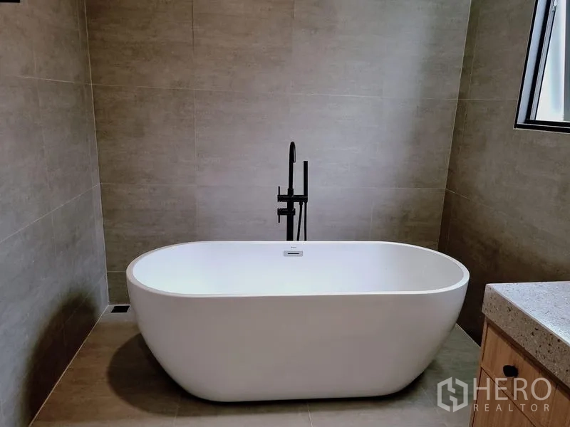 บ้าน ให้เช่าในKhlong Toei, Bangkok - ห้องน้ำพร้อมอ่างอาบน้ำแบบลอยตัว ก๊อกสีดำด้าน และผนังกระเบื้อง