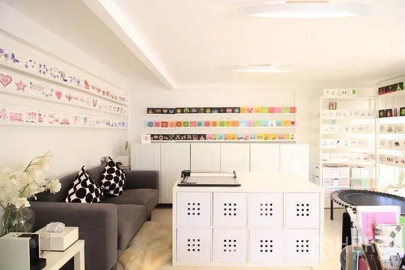 ทาวน์เฮาส์ ให้เช่าในWatthana, Bangkok - ห้องนั่งเล่น/สตูดิโอสว่าง ตู้สีขาวและโซฟาพร้อมหมอนลายขาวดำ