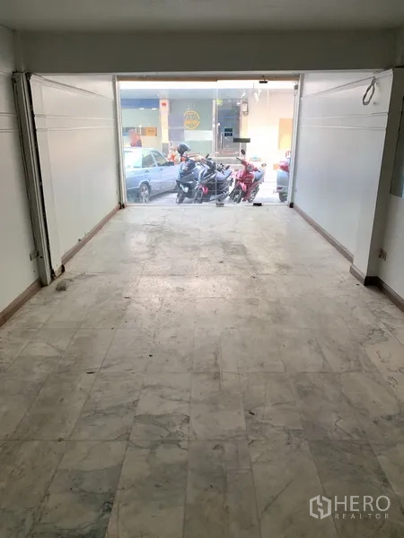 店屋 出租在Pathum Wan, Bangkok - 一层进深开间，石材地面，整面玻璃门通向街道。