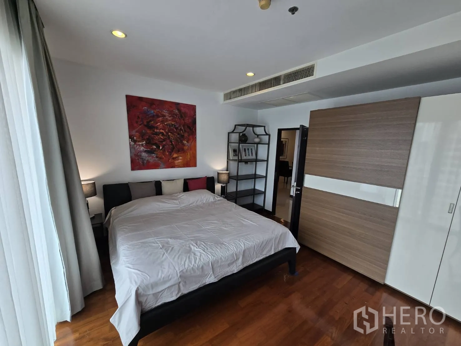 คอนโด for rent or sale in Watthana, Bangkok - พื้นที่รับประทานอาหารแบบเปิดเชื่อมต่อห้องนั่งเล่นและระเบียง.