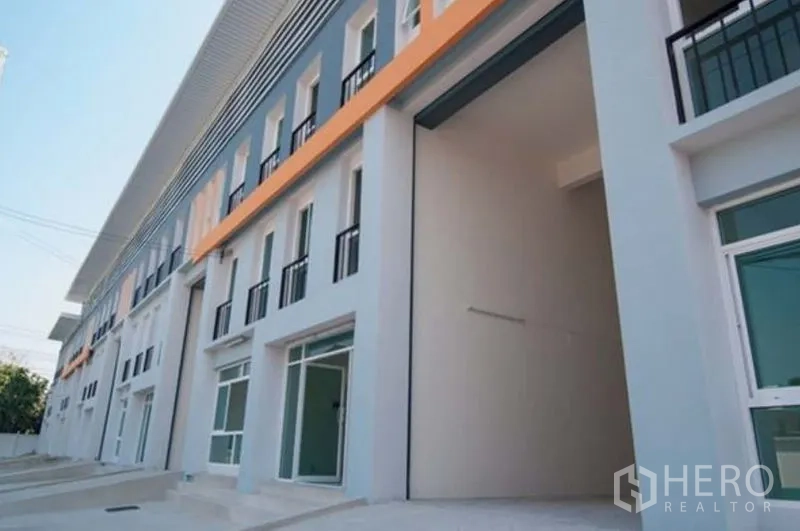 Factory for rent in Bang Sao Thong, Samut Prakan - Row of factory units featuring wide loading bay and large glazing.