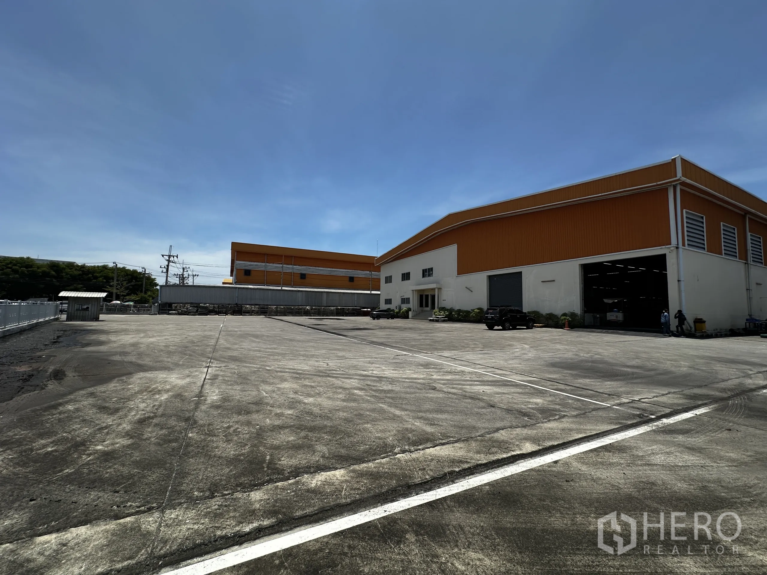 คลังสินค้า ให้เช่า - ด้านหน้าคลังสินค้ามีช่องโหลดและลานฮาร์ดสแตนด์ขนาดใหญ่