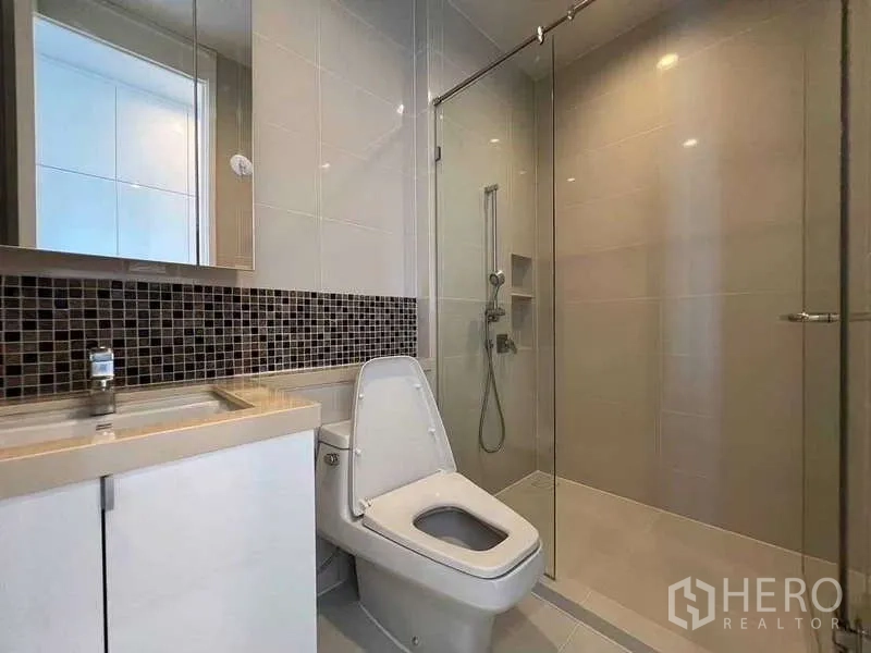 คอนโด ให้เช่า - ห้องน้ำสว่าง ทางเดินเข้าฝักบัวกระจก ตู้กระจกบานใหญ่