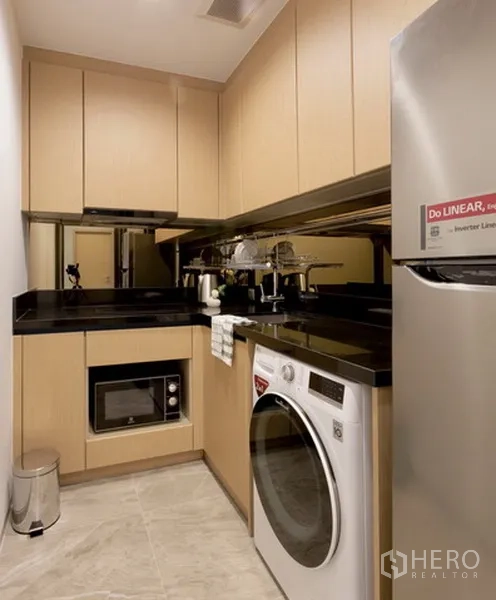 คอนโด ให้เช่าหรือขายในWatthana, Bangkok - ครัวปิดขนาดกะทัดรัด ตู้เก็บของครบ ท็อปสีดำ พร้อมเครื่องซักผ้า