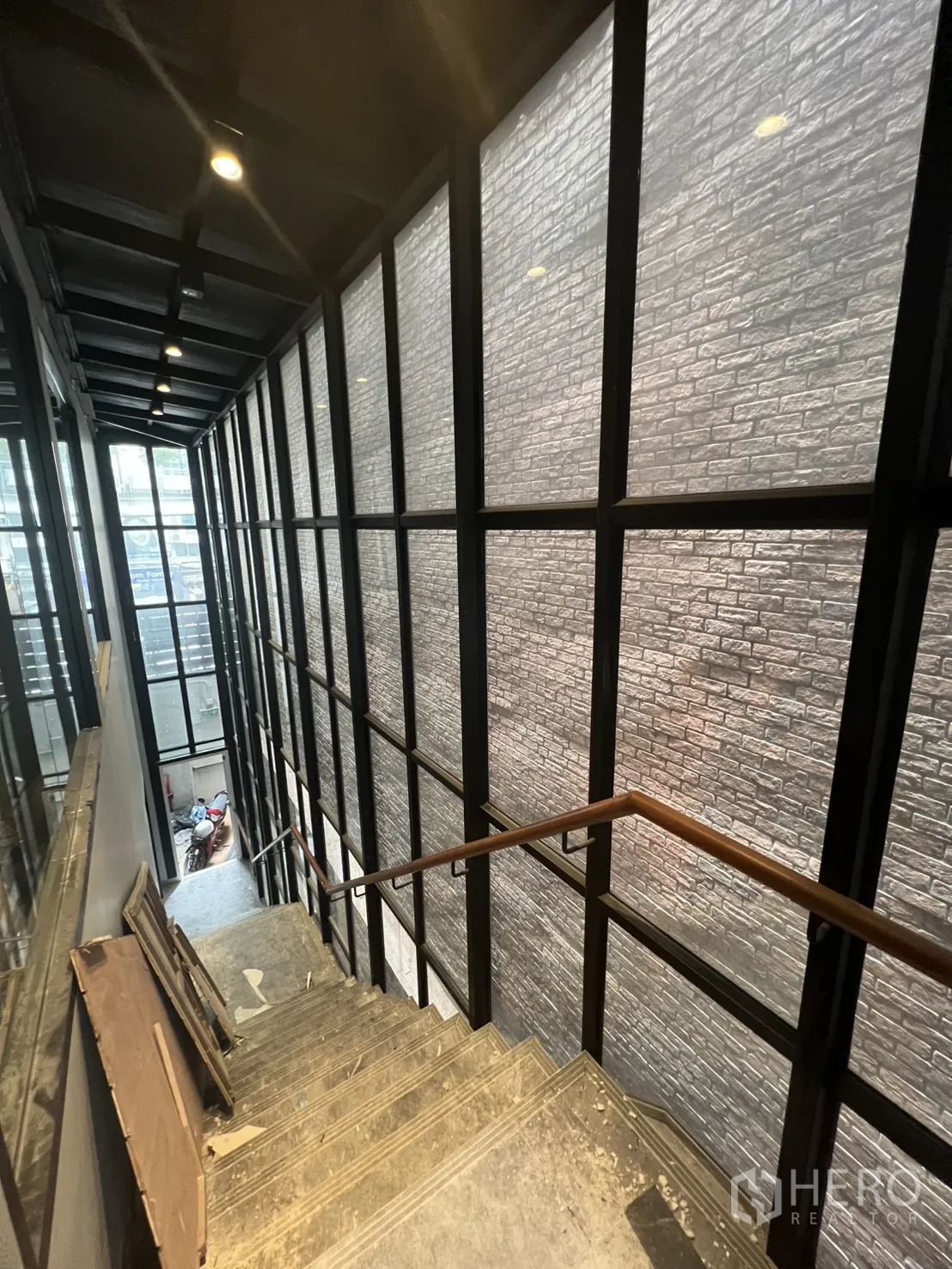อาคารพาณิชย์ ให้เช่าในBang Rak, Bangkok - บันไดติดผนังกระจกยาวลายอิฐ มองลงสู่ชั้นล่าง