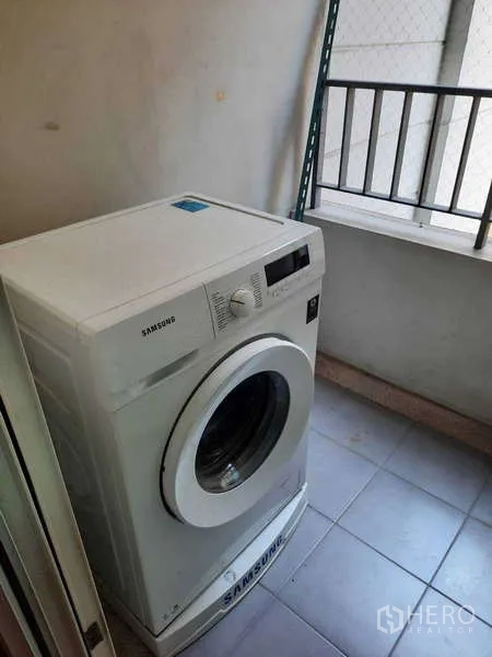 公寓 出租在Khlong Toei, Bangkok - 生活阳台上的洗衣机，带安全防护网。