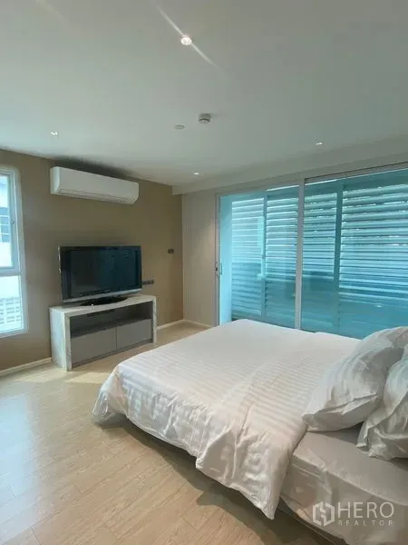อพาร์ทเมนท์ ให้เช่าในWatthana, Bangkok - ห้องนอนเตียงคู่ มีทีวี ประตูกระจกบานเลื่อน และเครื่องปรับอากาศ