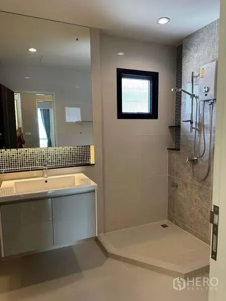 独立式住宅 出售在Prawet, Bangkok - 现代卫浴，步入式淋浴间、洗手台和大镜面。