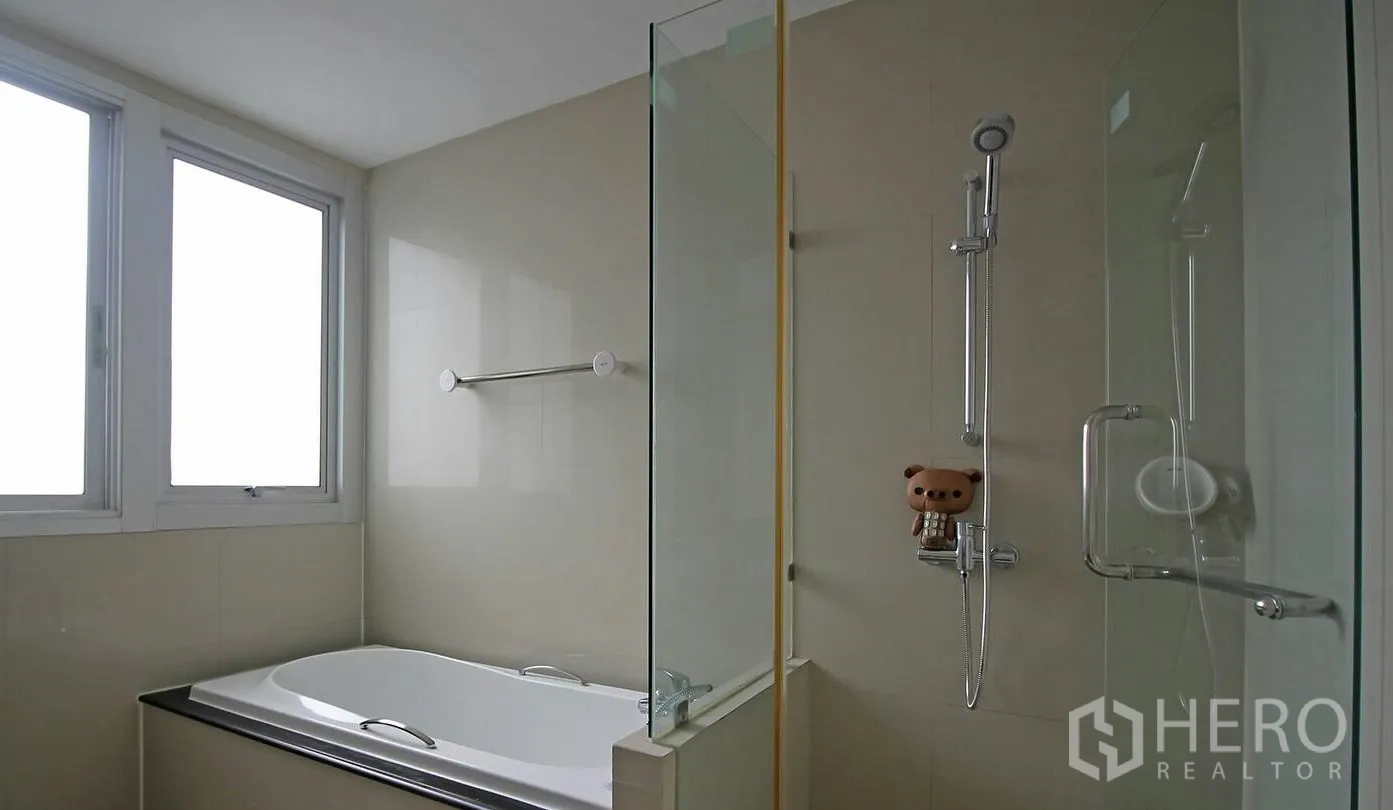 คอนโด ให้เช่าในKhlong Toei, Bangkok - ห้องน้ำมีอ่างอาบน้ำริมหน้าต่างและพื้นที่อาบน้ำกระจกกั้น