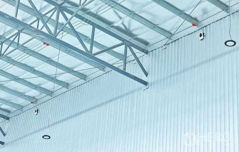 Factory for rent in Bang Phli, Samut Prakan - Close-up of steel roof trusses with hanging lights and safety sensors