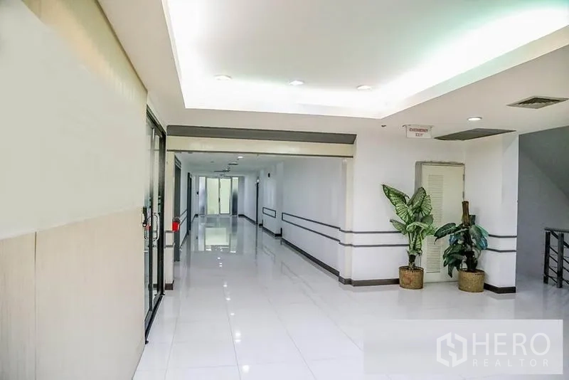 สำนักงาน ให้เช่าในBang Na, Bangkok - โถงต้อนรับสะอาด สว่าง พร้อมกระถางต้นไม้และผนังกระจก