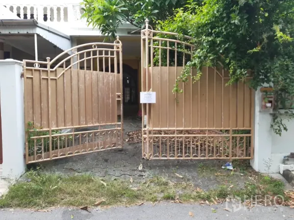 ทาวน์เฮาส์ ให้เช่าในKhlong Toei, Bangkok - ประตูเหล็กสีทองทางเข้าทาวน์เฮ้าส์ พร้อมต้นไม้ร่มรื่นและทางรถเข้าบ้าน
