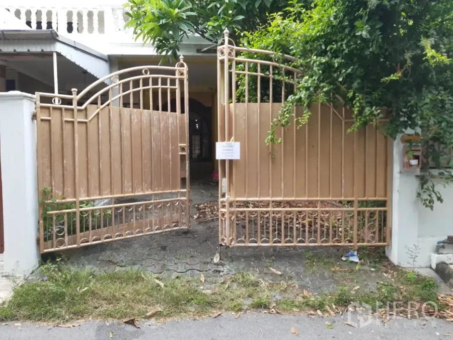 ทาวน์เฮาส์ ให้เช่าในKhlong Toei, Bangkok - ประตูเหล็กสีทองทางเข้าทาวน์เฮ้าส์ พร้อมต้นไม้ร่มรื่นและทางรถเข้าบ้าน