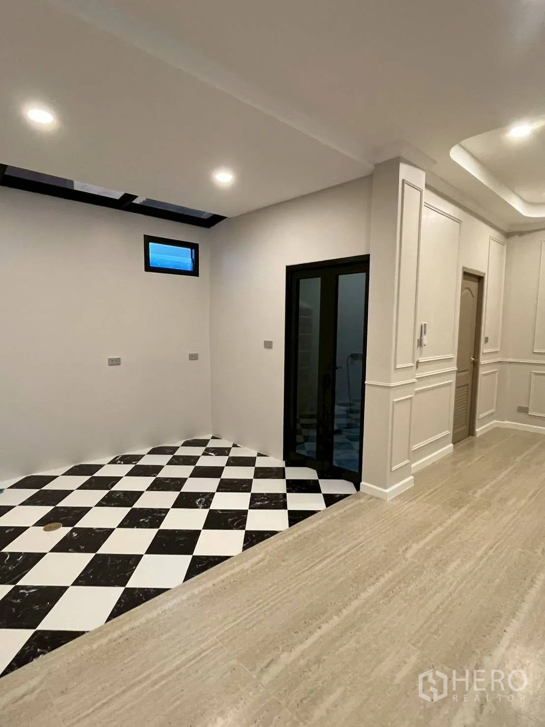 ทาวน์เฮาส์ for rent in Khlong Toei, Bangkok - โซนครัวพื้นตารางขาวดำ พร้อมประตูกระจกบานเลื่อนและไฟสปอตไลต์.