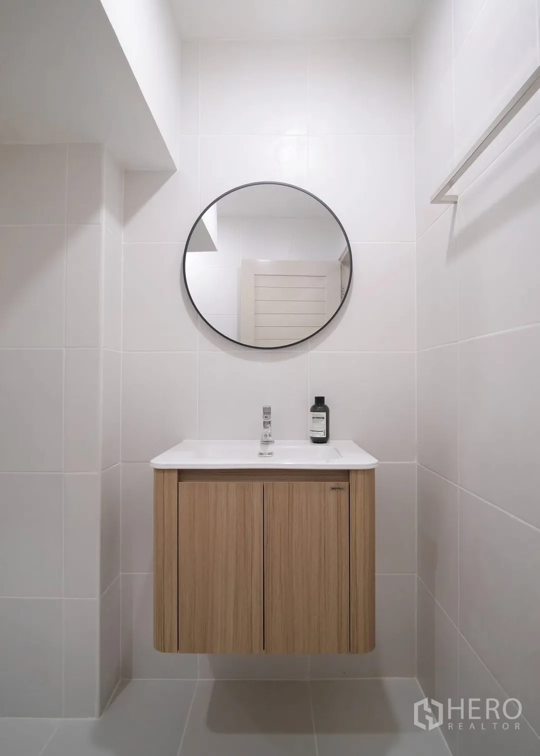 Townhouse for rent in Bang Phli, Samut Prakan - Compact bathroom with a round mirror and wood-tone floating vanity.