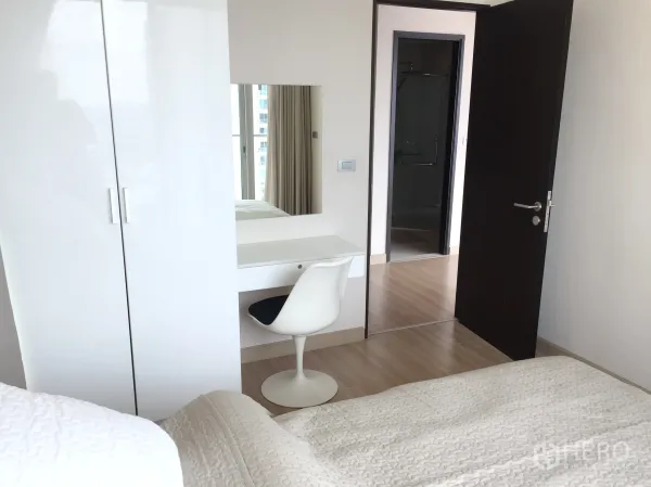 คอนโด ให้เช่าในWatthana, Bangkok - มุมห้องนอนอีกด้านมีตู้เสื้อผ้า โต๊ะเครื่องแป้ง และประตูเชื่อมห้องน้ำในตัว