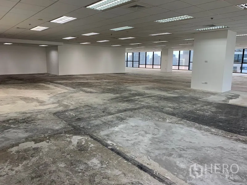 สำนักงาน ให้เช่าในRatchathewi, Bangkok - พื้นที่สำนักงานเปล่า เพดานฝ้าทีบาร์ติดโคมไฟฟลูออเรสเซนต์ เสา และพื้นคอนกรีต